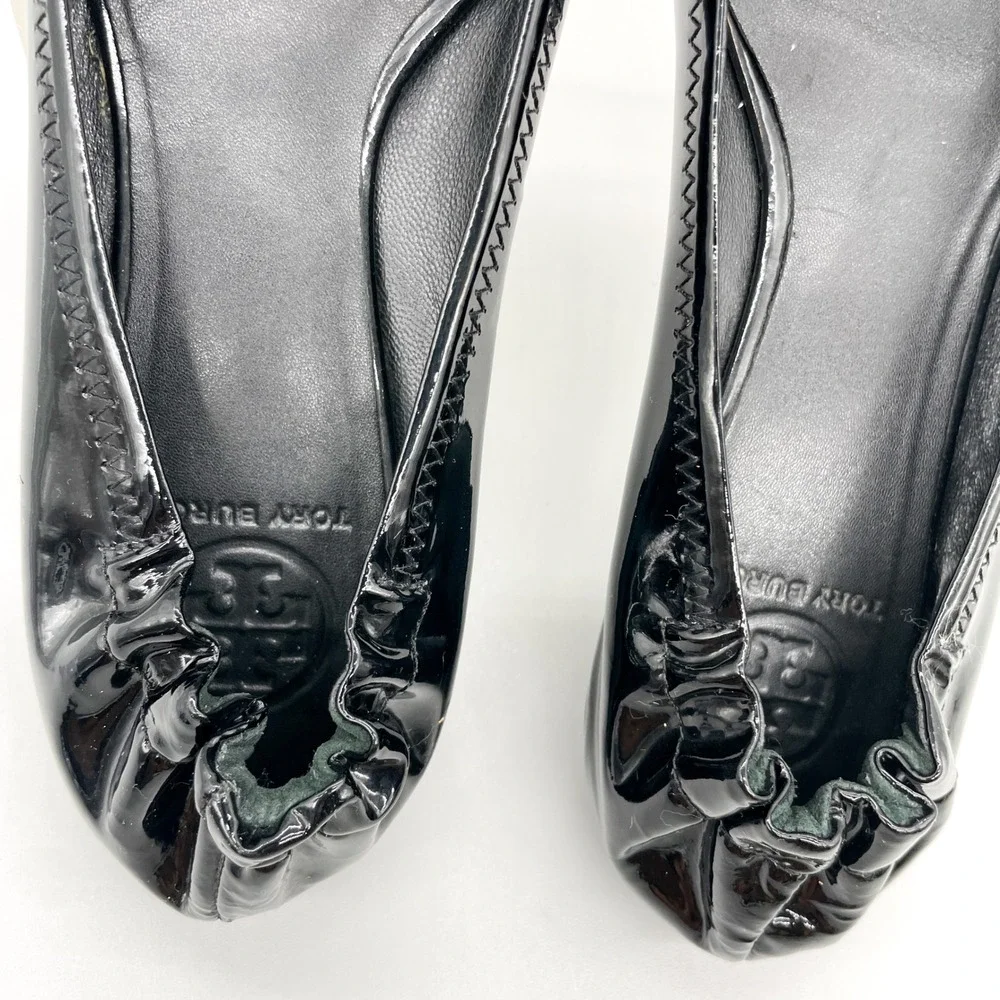 Tory Burch Reva Black Patent Leather Scrunch Ballet Flats Logo Medallion 8.5M